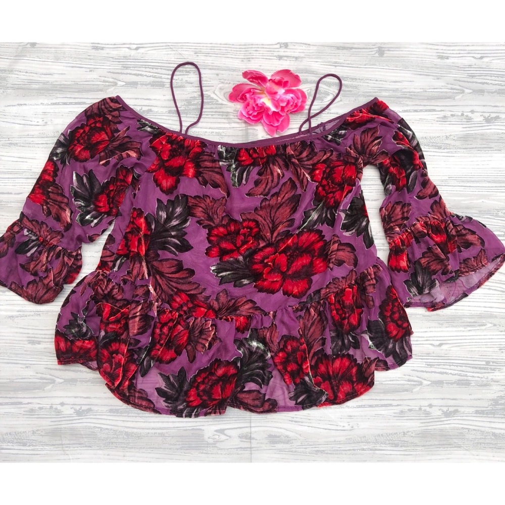 Off the shoulder top floral top 🌸